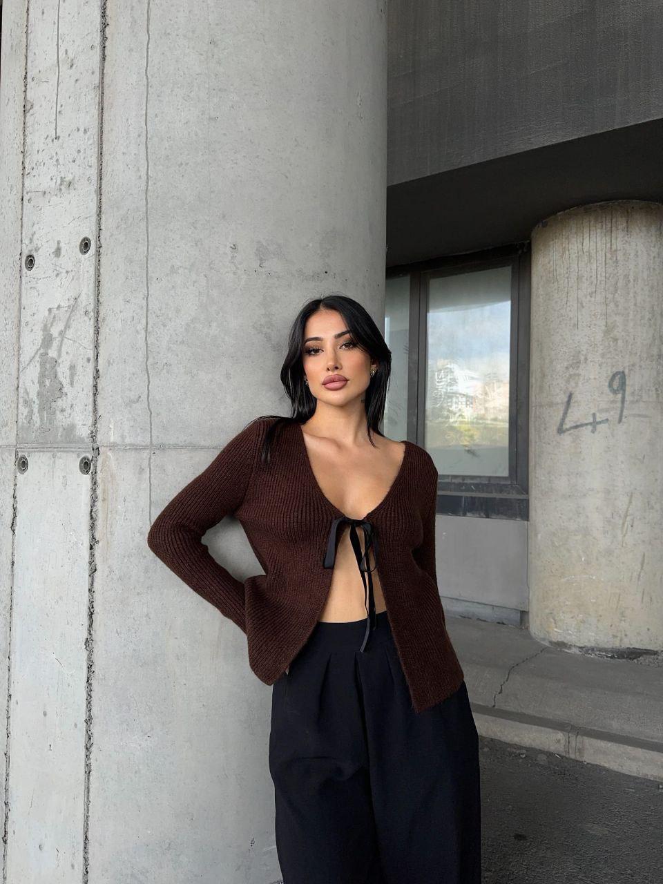 Cardigan en Maille Chocolat avec Liens Noués / 65676 -