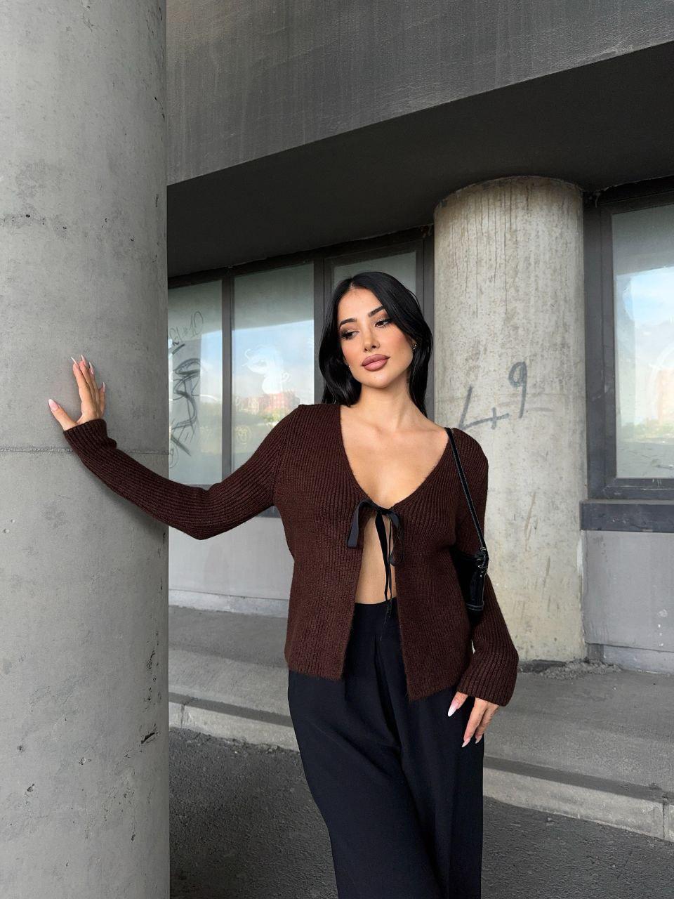 Cardigan en Maille Chocolat avec Liens Noués / 65676 -