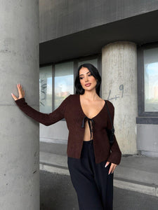 Cardigan en Maille Chocolat avec Liens Noués / 65676 -
